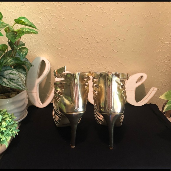 Gold strappy heels to bring out wow of the outfit - Picture 6 of 7